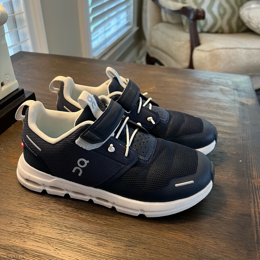 Boys navy On cloud!! Worn twice! Size 1.5. In perfect condition! Originally $99!